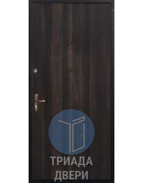 недорогая дверь с темным ламинатом