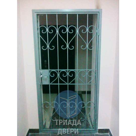 тамбурная решетчатая дверь окрашена нитроэмалевой краской